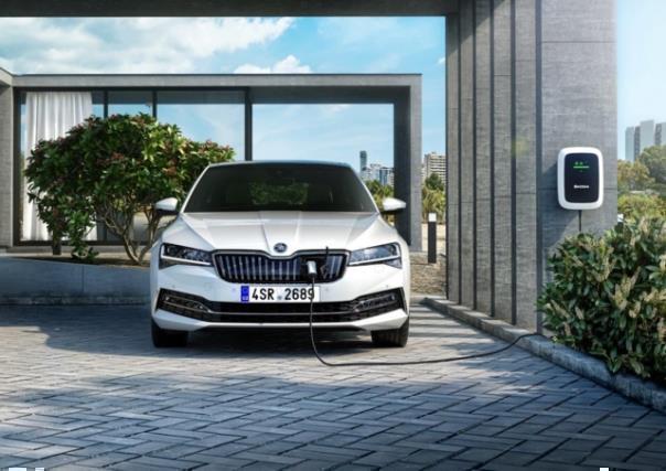 ŠKODA startet mit SUPERB iV und CITIGOe iV in die E Mobilität und präsentiert überarbeiteten SUPERB